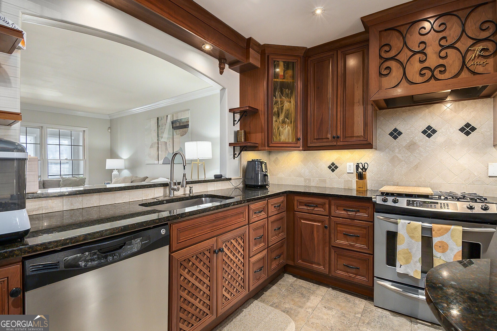 Atlanta, Georgia 30324, United States, 3 Bedrooms Bedrooms, ,3 BathroomsBathrooms,Residential,Pending,78359