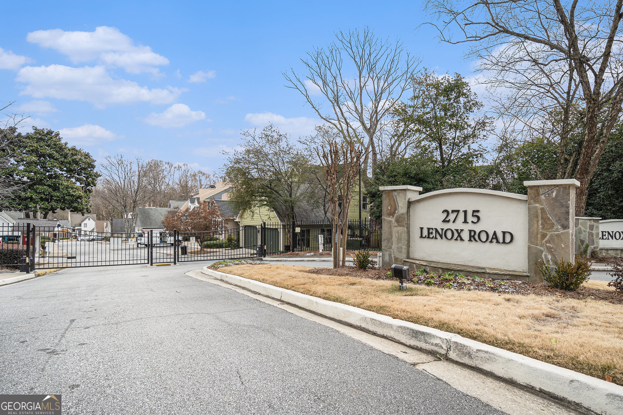 Atlanta, Georgia 30324, United States, 3 Bedrooms Bedrooms, ,3 BathroomsBathrooms,Residential,Pending,78359