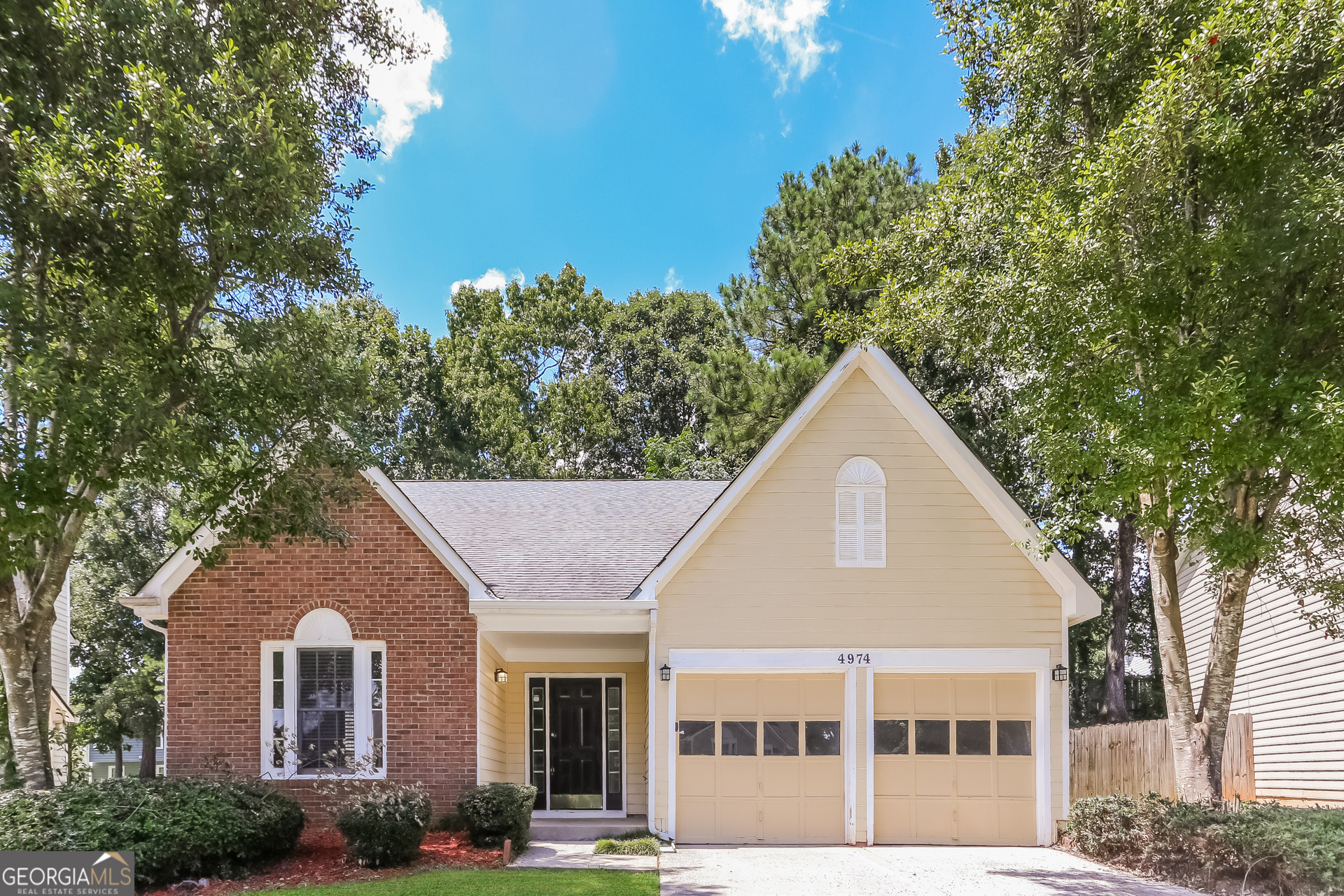 Fabulous 2 story home with perfect location within a great neighborhood. Primary bedroom features ensuite bathroom with dual vanity and walk in closet. Schedule your showing today.