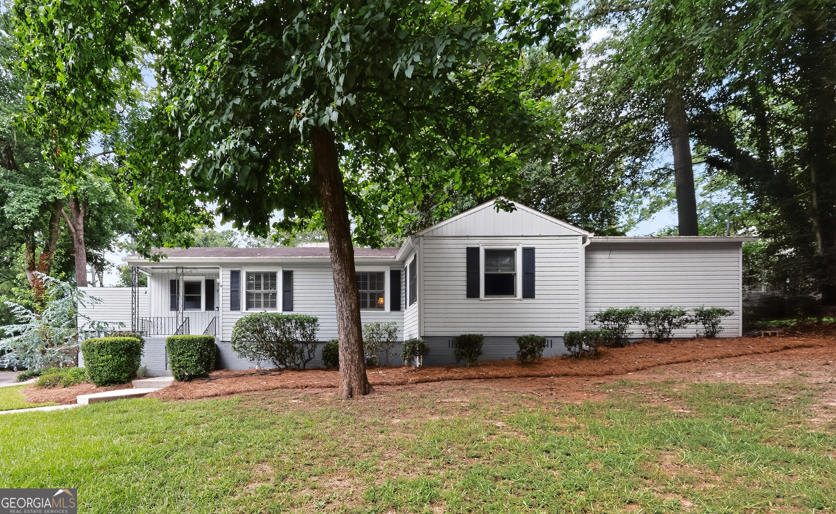 Wonderful home in Ingleside, 2BR 2BA Move in Condition Great location. Convenient to Mercer University and hospitals. Hardwood floors. Fenced backyard. Covered parking for 2 vehicle's.