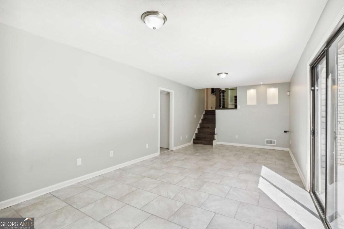 4935 Cambridge DR