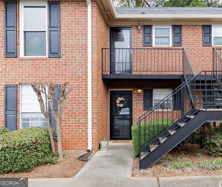 Ground floor condo in Infield Chase. Renovated 2 bed, 1 bath condo close to new UGA Health Science Campus. Updates include new flooring, fresh paint, a new HVAC system, a water heater, and a brand-new washer and dryer. Community amenities include a pool and plenty of guest parking. The unit features a welcoming living room with lots of natural light and a peaceful patio that looks out onto a wooded area.