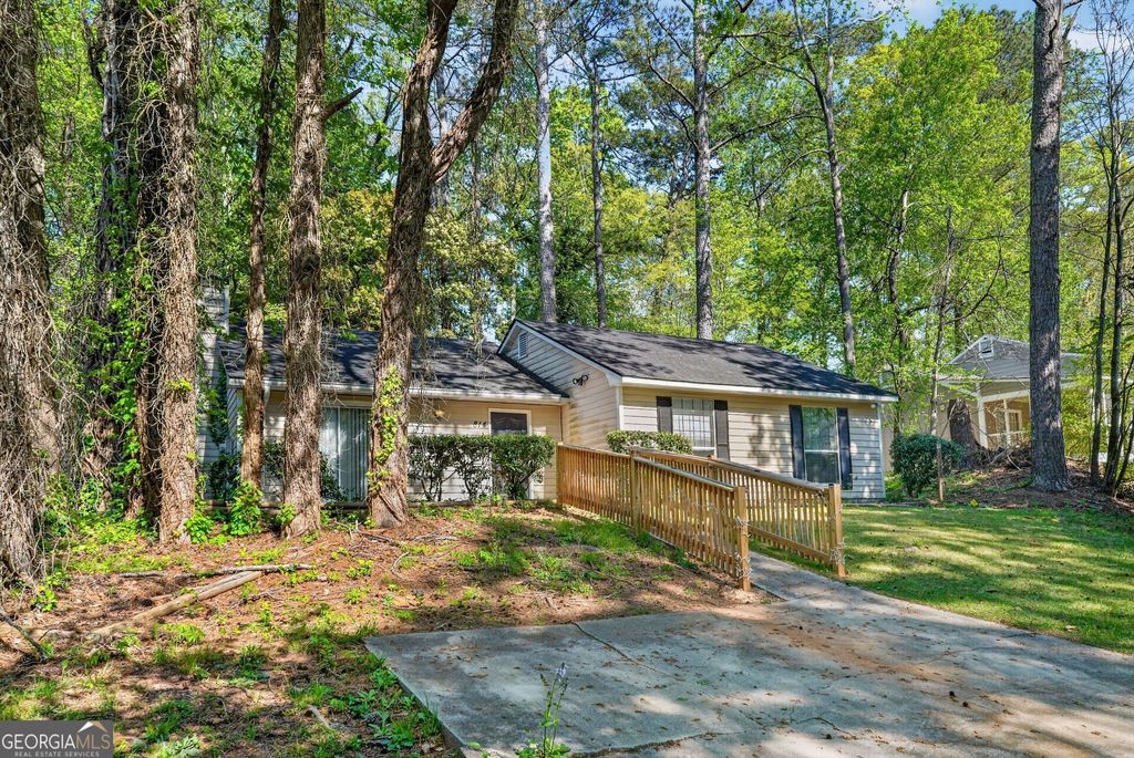 Photo of 814 Hemingway Road, Stone Mountain, GA 30088 (MLS # 10731632)