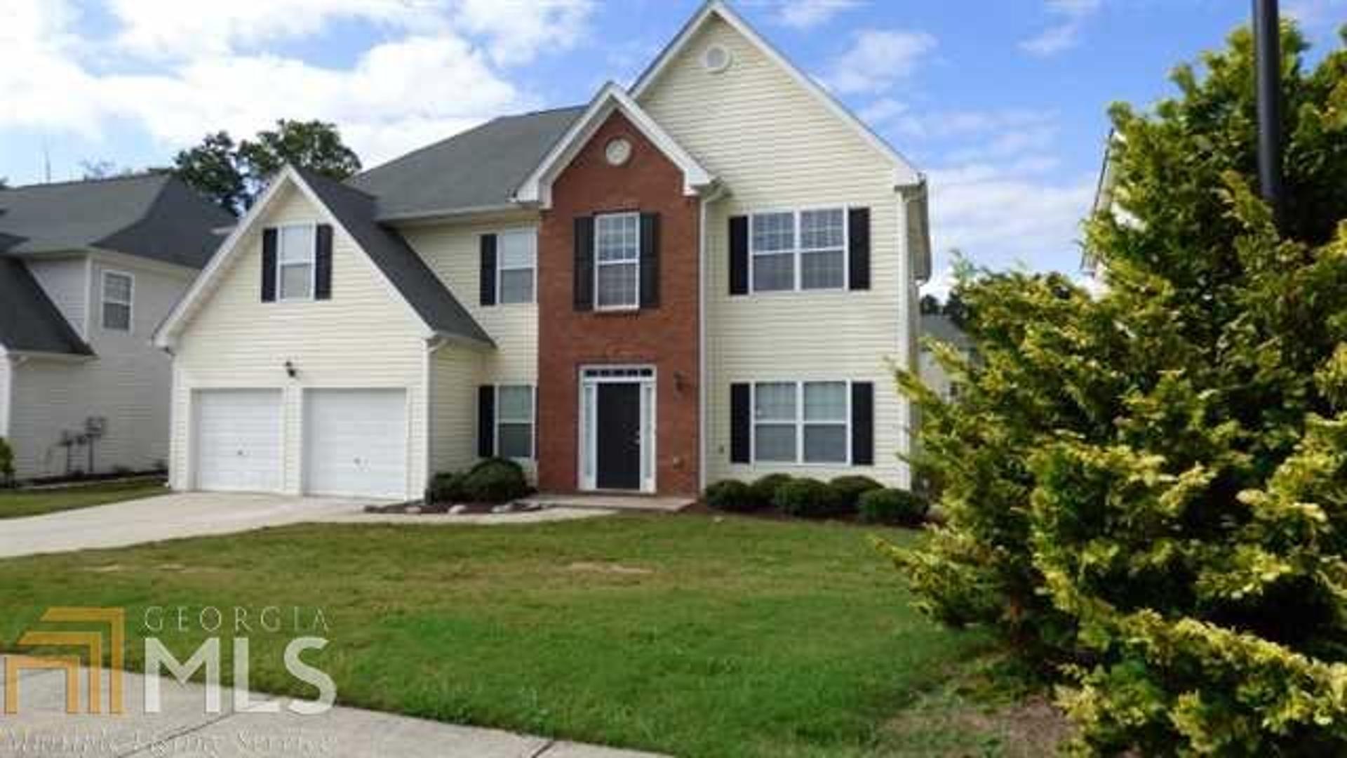 Wonderful Oversized Two Story with New Carpet, New Paint & Vinyl. Move in Ready on Level Lot. Features Formal Living & Dining Rooms, Greatroom w/Fireplace. Master Suite w/Sitting Room. Master Bath w/Garden Tub & Separate Shower. Low Maintenace Exterior w/Brick Accent. Great Location close to shopping and I20.