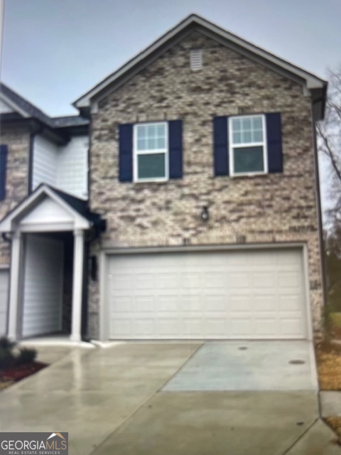 Modern open concept townhome. Close to everything! Just minutes from Atlanta. Kitchen overlooks to family room, for easy entertainment. Nice size kitchen island. Stainless steel appliances. Roommate floor plan. Rental brings washer and dryer.
