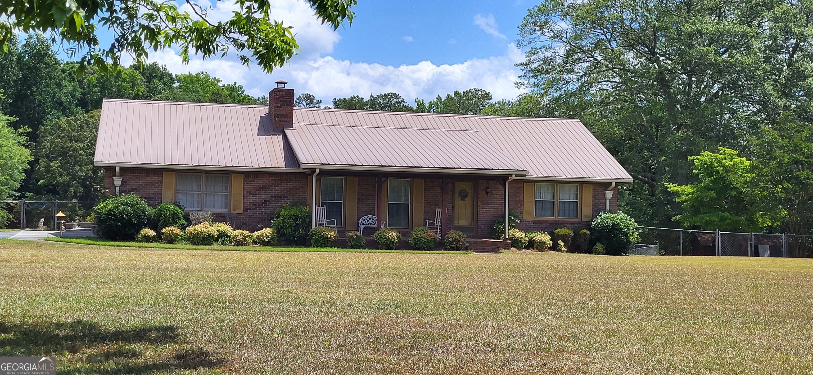 Well built home, ready for you to make it yours. Home needs updating and refurbishing. On 3.7 acres with lake and is completely fenced in. Minutes to the movie stars at Trilith Studios.