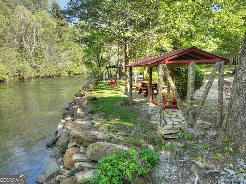 730 Riverside LN