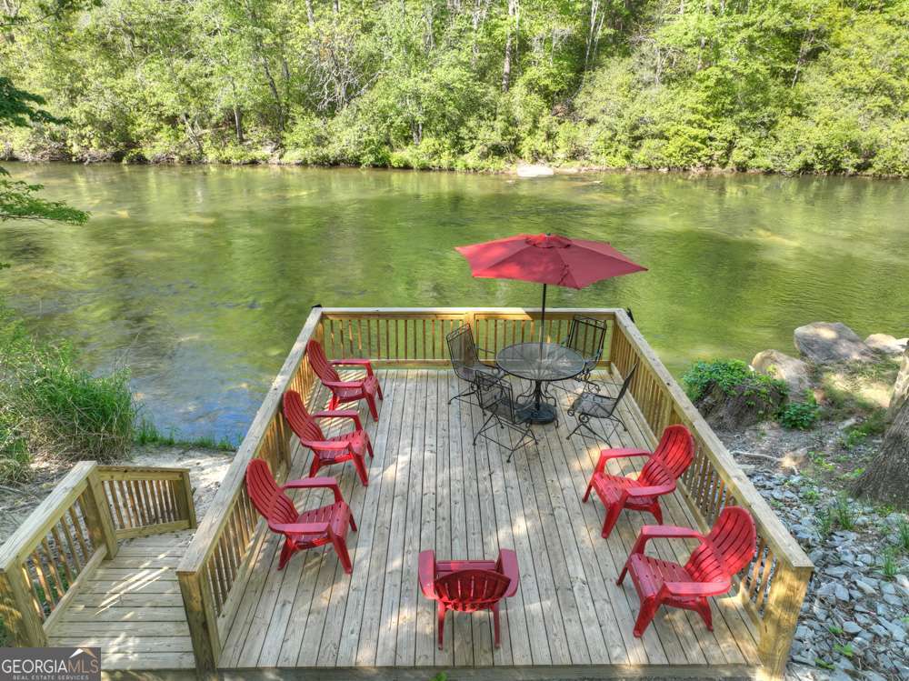 730 Riverside LN