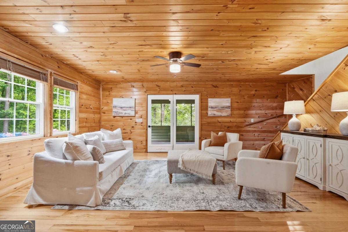 946 Laurel CIR