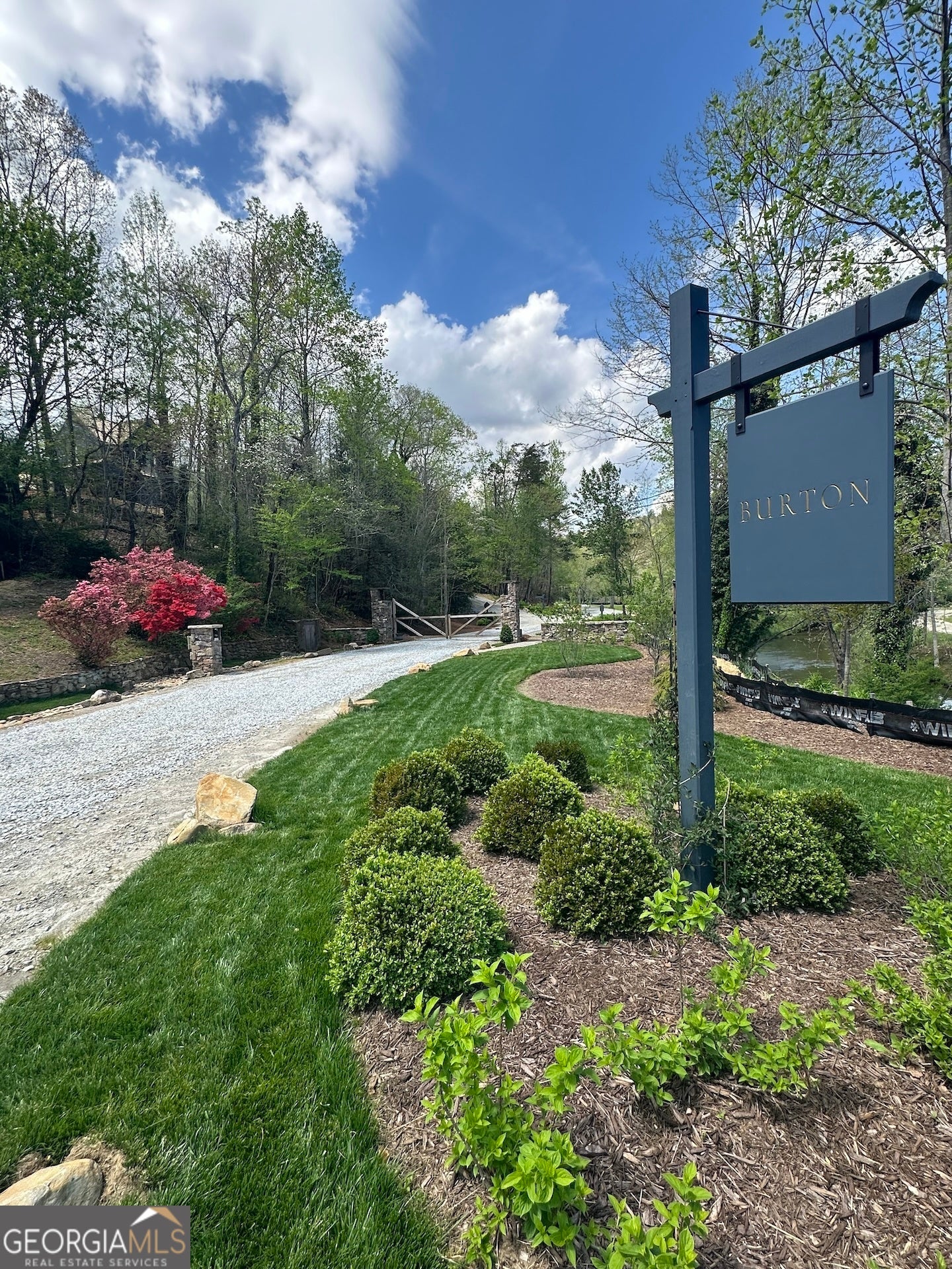 80 Cove View LN