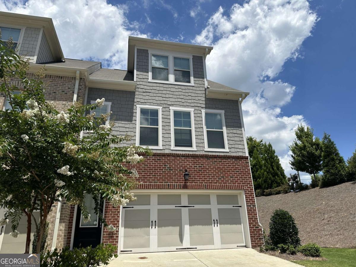 2020 END UNIT TOWNHOME IN HEART OF DULUTH, WALKING DISTANCE TO SHORTLY HOWELL PARK, SHOPPING, AND DINING. 3 BEDROOMS,3.5 BATH HOME FEATURES HUGE KITCHEN COUNTER TOP VIEW TO FAMILY ROOM,GRANITE BATHS SINK, TILED FLOOR,OVER-SIZED DECK OFF THE KITCHEN AND MUCH MORE. COMMUNITY POOL, PLAY GROUND AND FIRE PIT, GREAT SCHOOL DISTRICT, CONVENIENT LOCATION, CLOSE TO SHOPPING & DINING