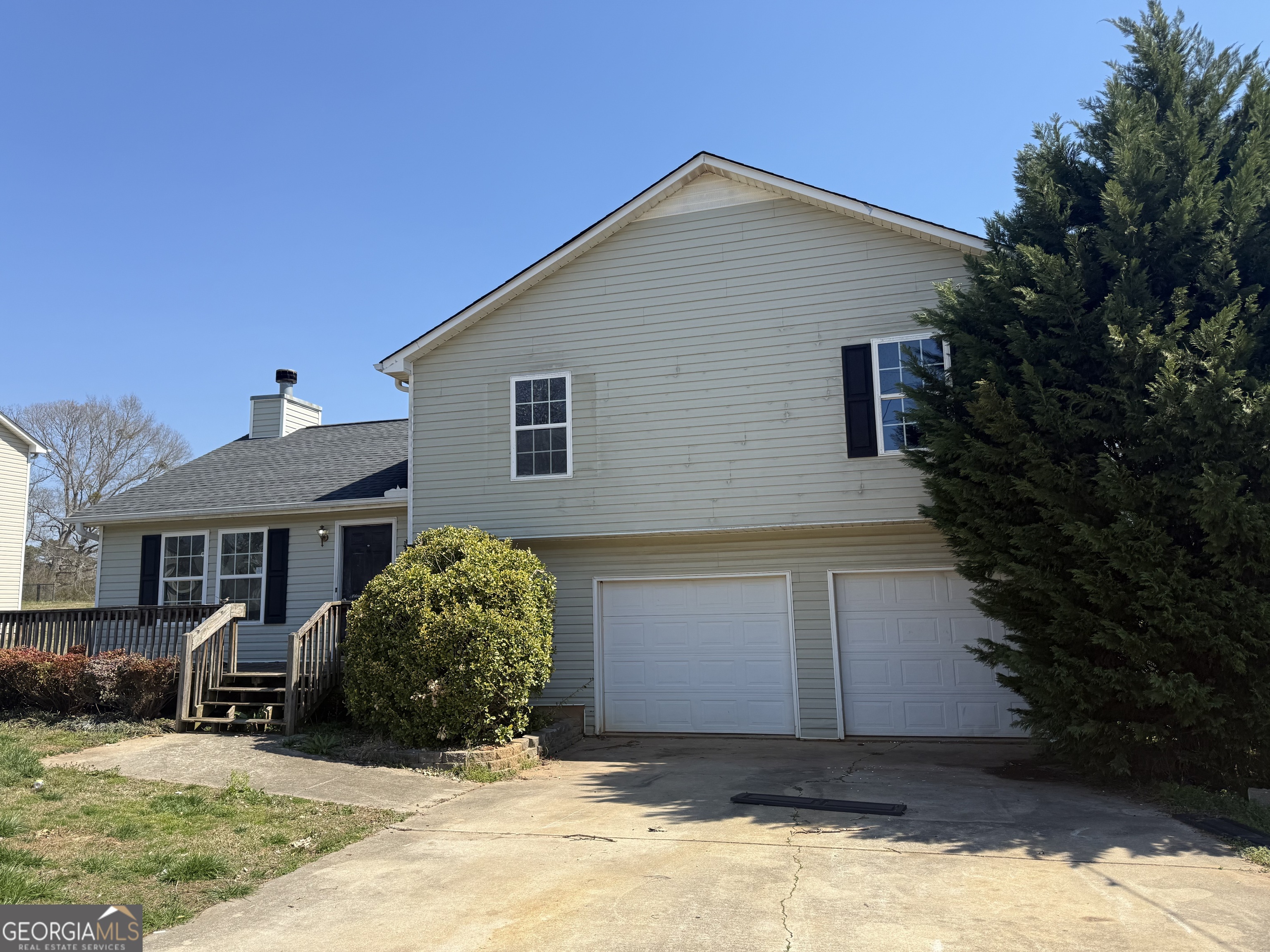 Looking for a home in the Bowdon School District? This traditional split-level home is nestled on a level lot and conveniently located to shopping and schools in the Scarlett Place Subdivision. New interior paint.