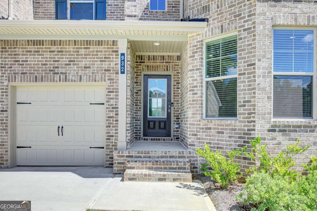 932 Melville DR