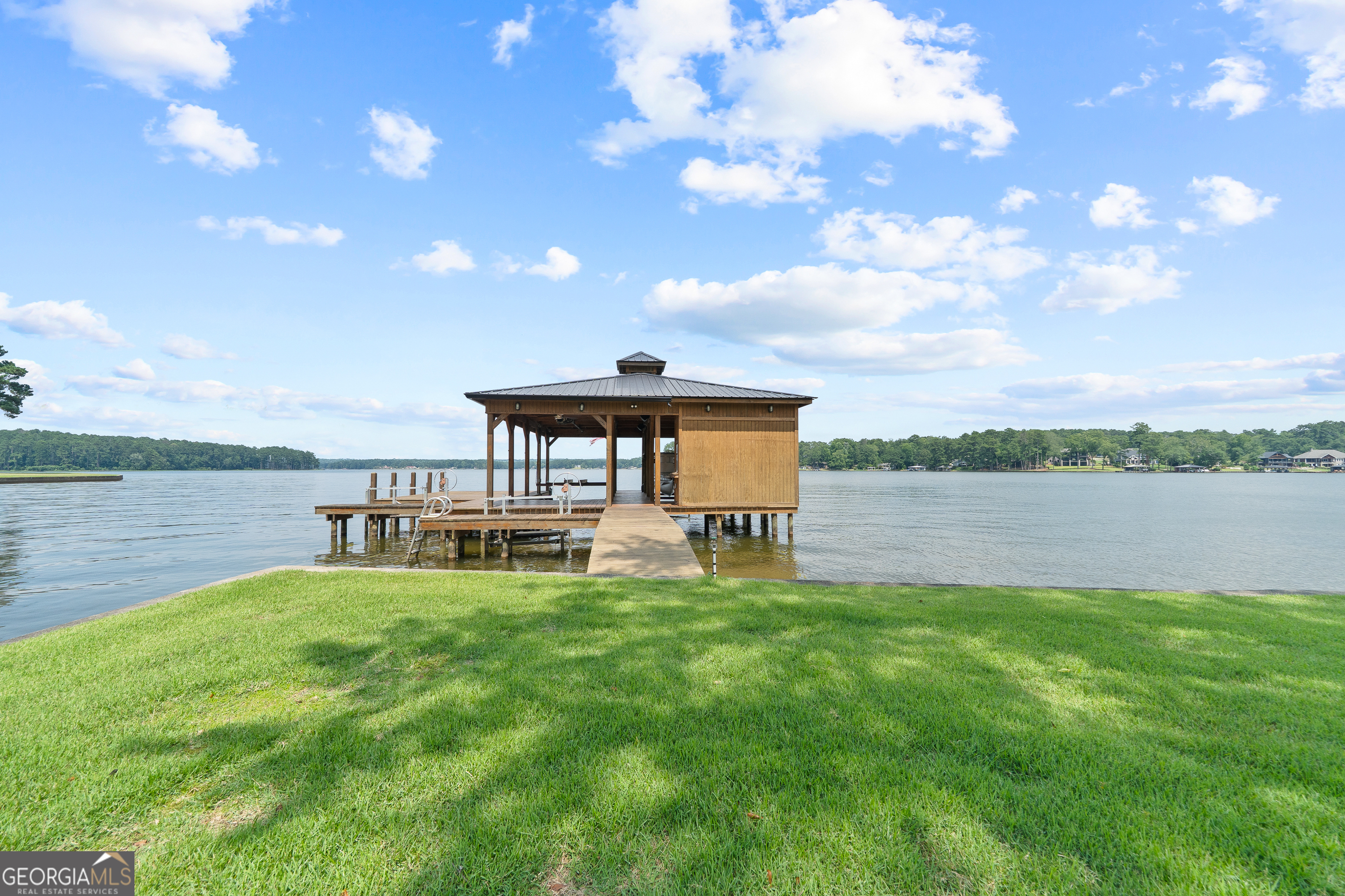 211 Lakecrest DR NE