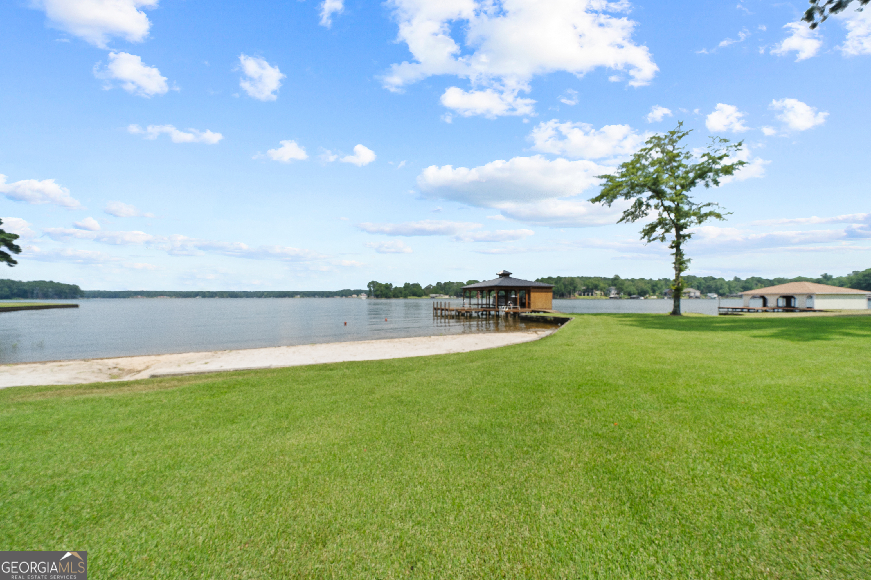 211 Lakecrest DR NE