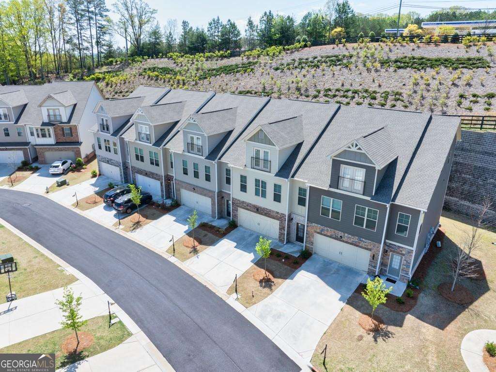 This lovely Condo is surrounded by shopping, lake Lanier and much more. Open floor plan with room for large entertainment moments. Large Primary bedroom with huge Walk-in closet. Seconds away from Habersham Marina and located in desired school district.