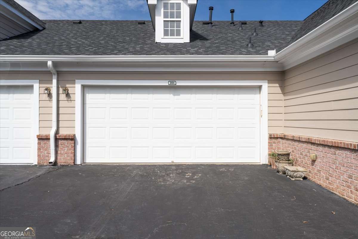 2404 Village LN 2404