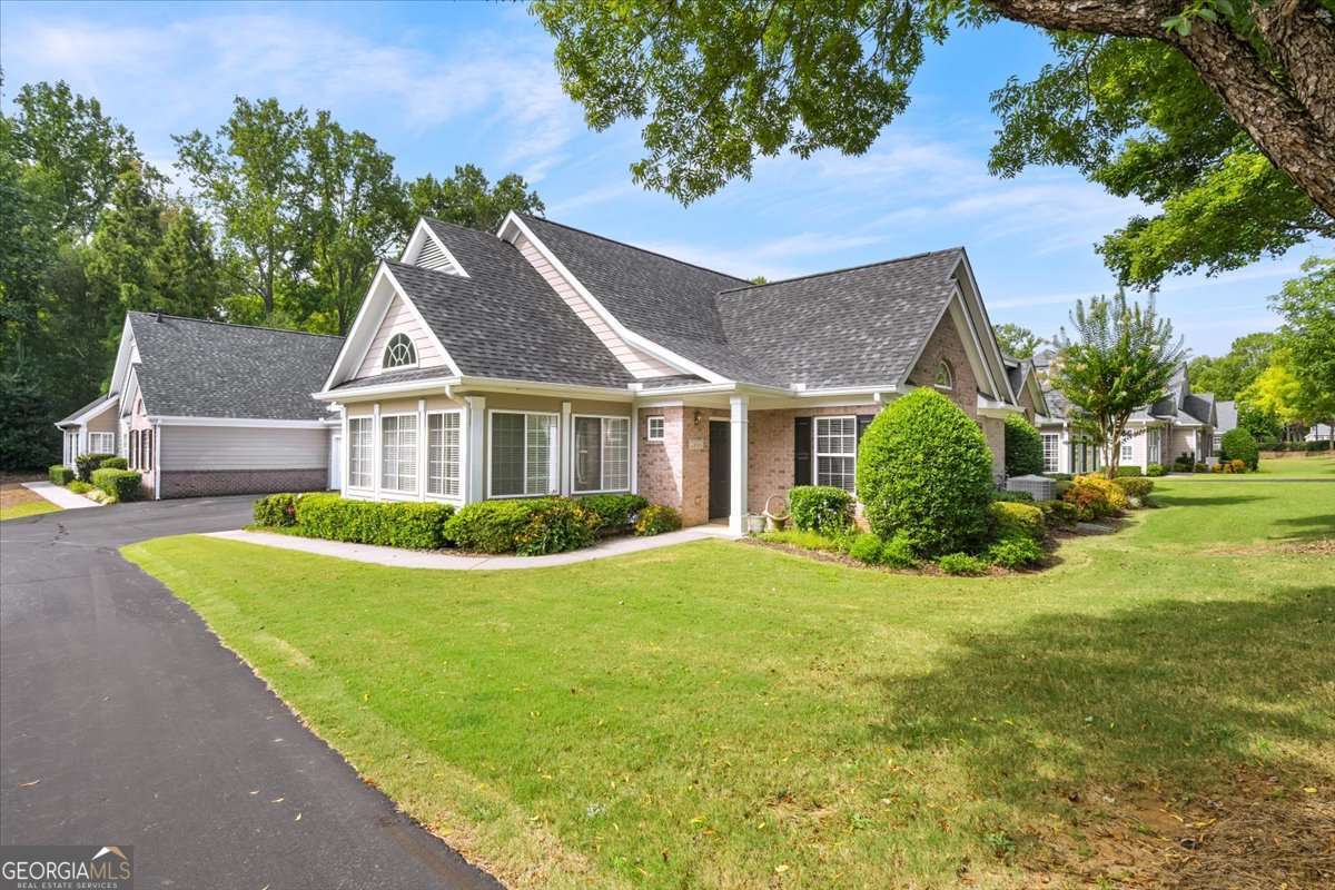 2404 Village LN 2404