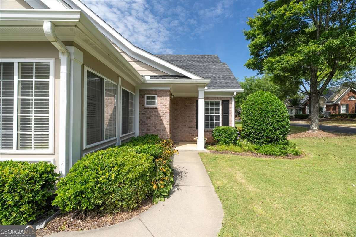2404 Village LN 2404