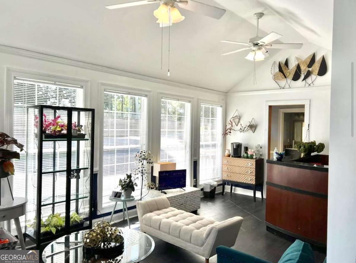 1937 Robertson Loop RD