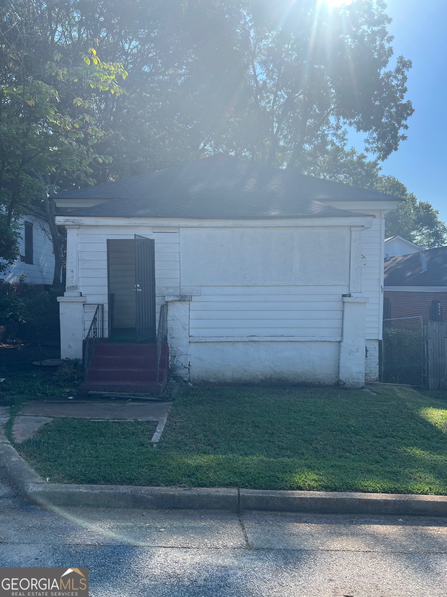 Attention All Investors on the Atlanta Beltline!! This 3 bed 1 bath homes needs renovation but when complete, it is less than 0.3 miles from the exciting new Atlanta Betline and DH Stanton Park. Must close with ALL CASH OR HARD MONEY ONLY!!