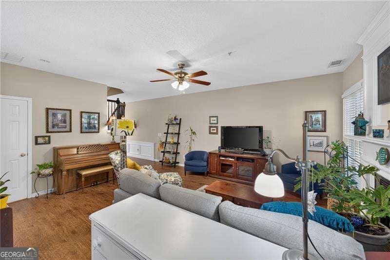 151 Regent PL