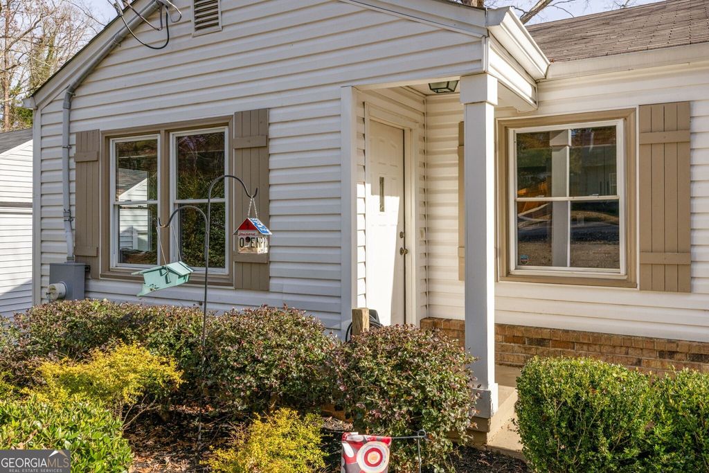 Photo of 1384 Westmont Road SW, Atlanta, GA 30311 (MLS # 10657392)