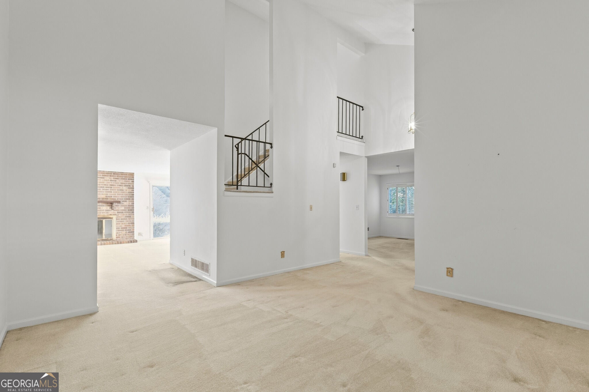 215 Leeward LN