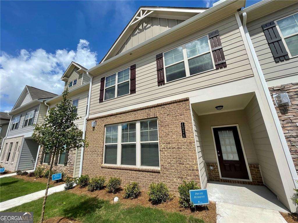 Beautiful, open concept townhouse available in the coveted Berkeley Township subdivision! Close to in-town living, home features great living area with hardwoods, granite countertops, stainless steel appliances, all with a huge island in kitchen area. Brand new luxury flooring and brand new carpet throughout. Upstairs has plenty of rooms and space with a owners suite featuring a separate tub and shower with a landing area for additional living area. Laundry room upstairs and more. Spacious townhouse. Berkeley Township offers easy access to Peachtree Square Shopping Center and Peachtree Parkway. Beautifully built and available now!
