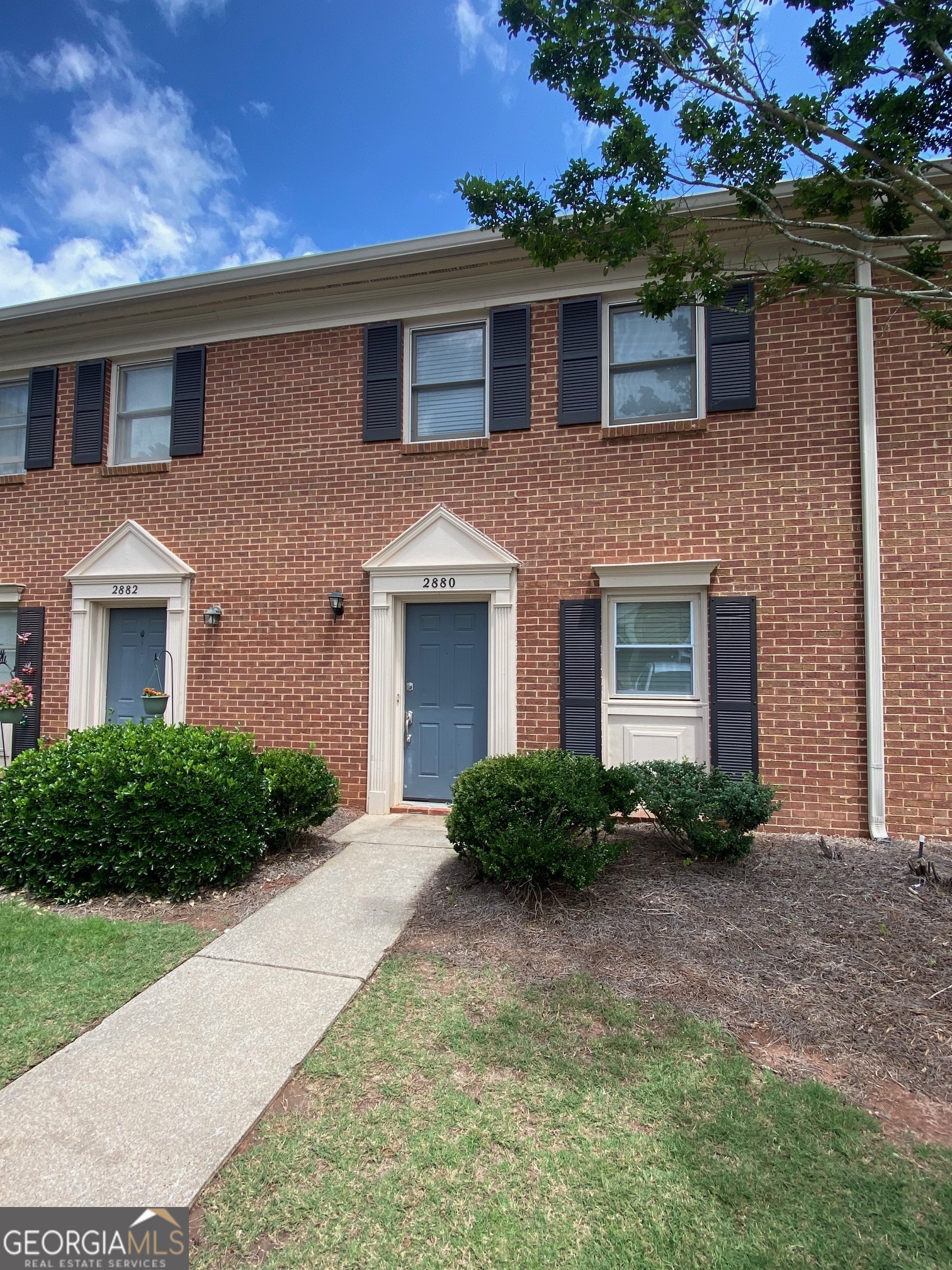 Great Opportunity to Lease 2 Bedrooms/2.5 Baths Townhome in Fantastic Alpharetta Location! Walking distance to downtown Alpharetta and the Avalon. Easy access to GA 400. Excellent school district! Community amenities include swim/tennis. Do not miss out!!