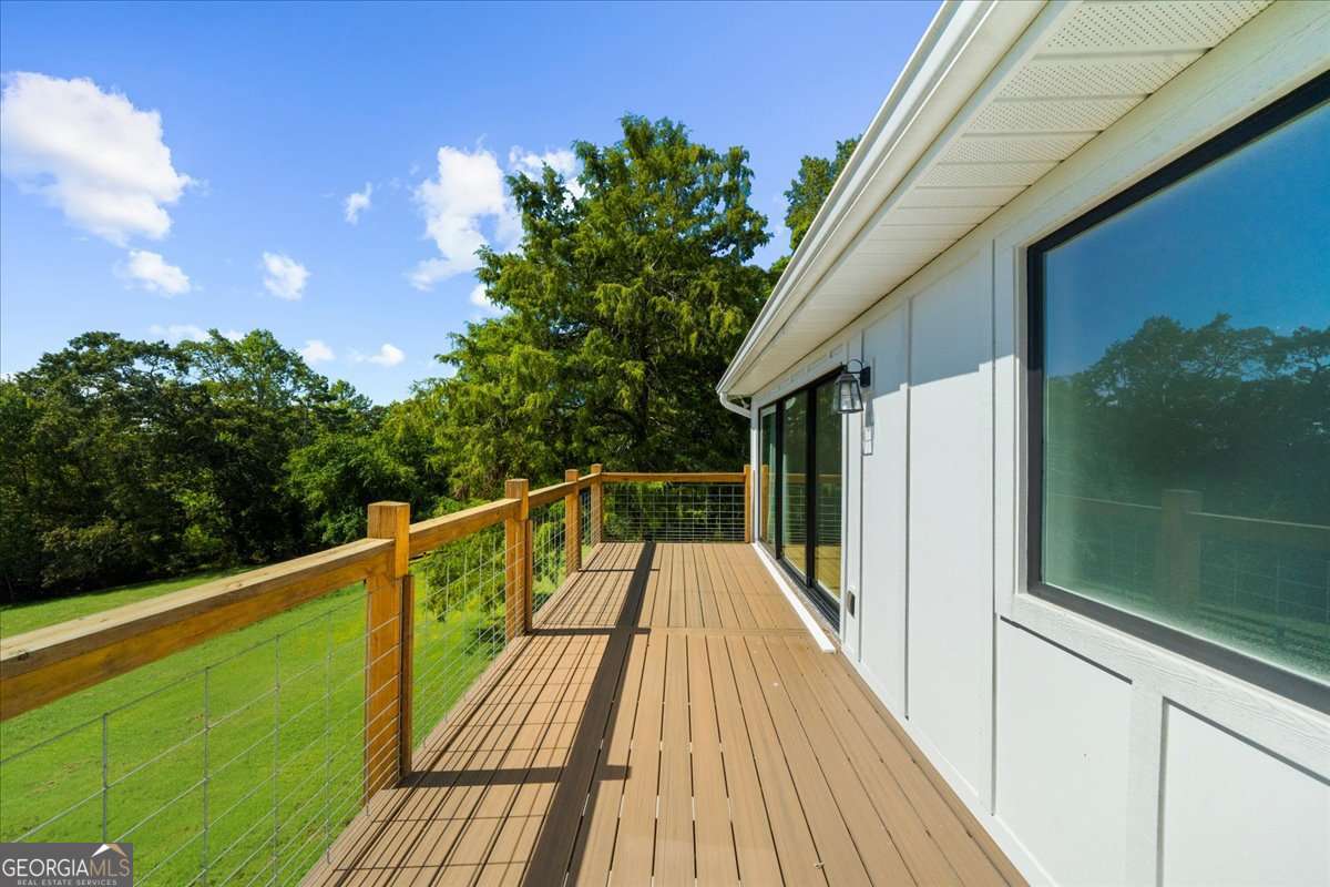 Lake Lanier w/ Acreage + Dock - Residential