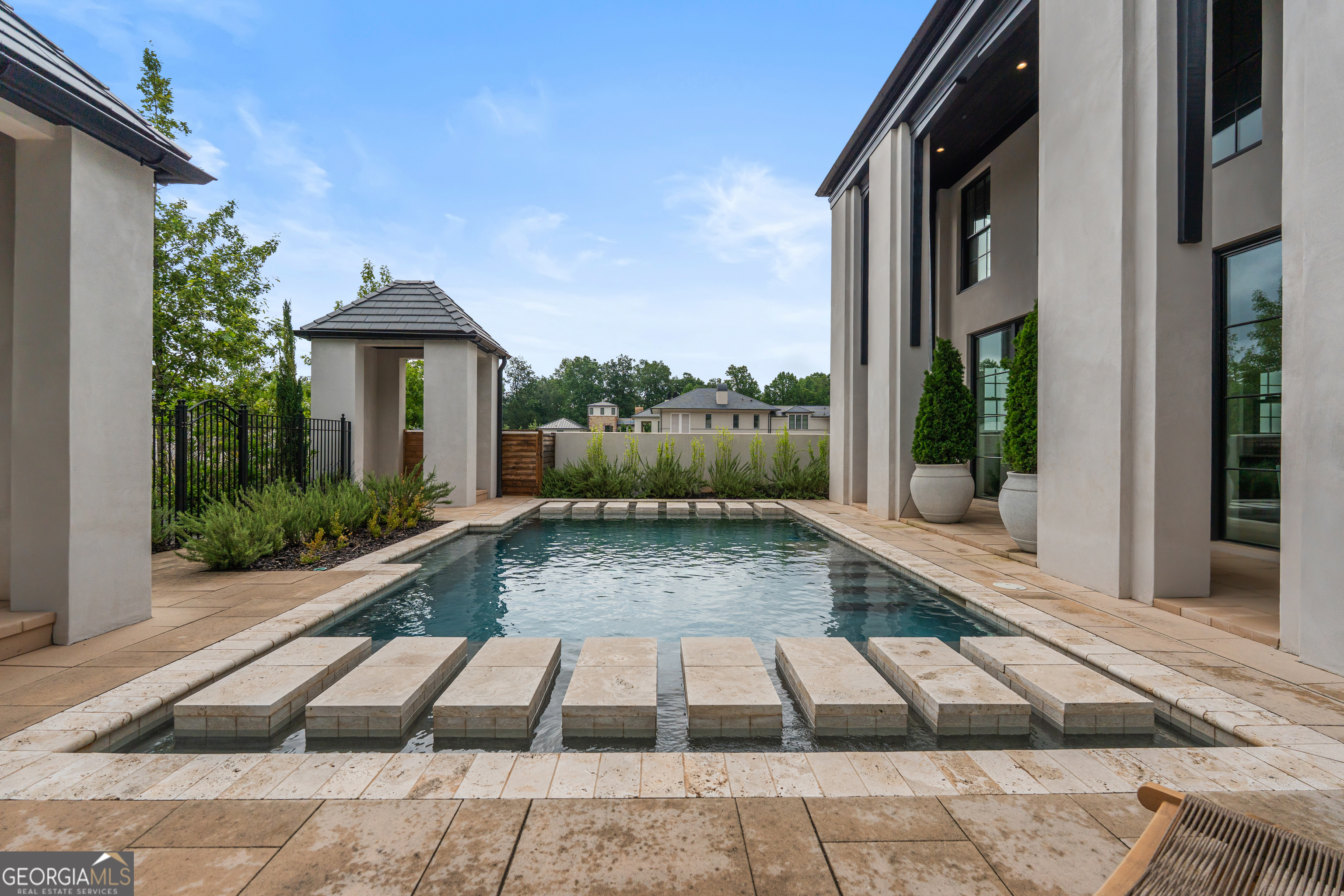 220 Guild LN