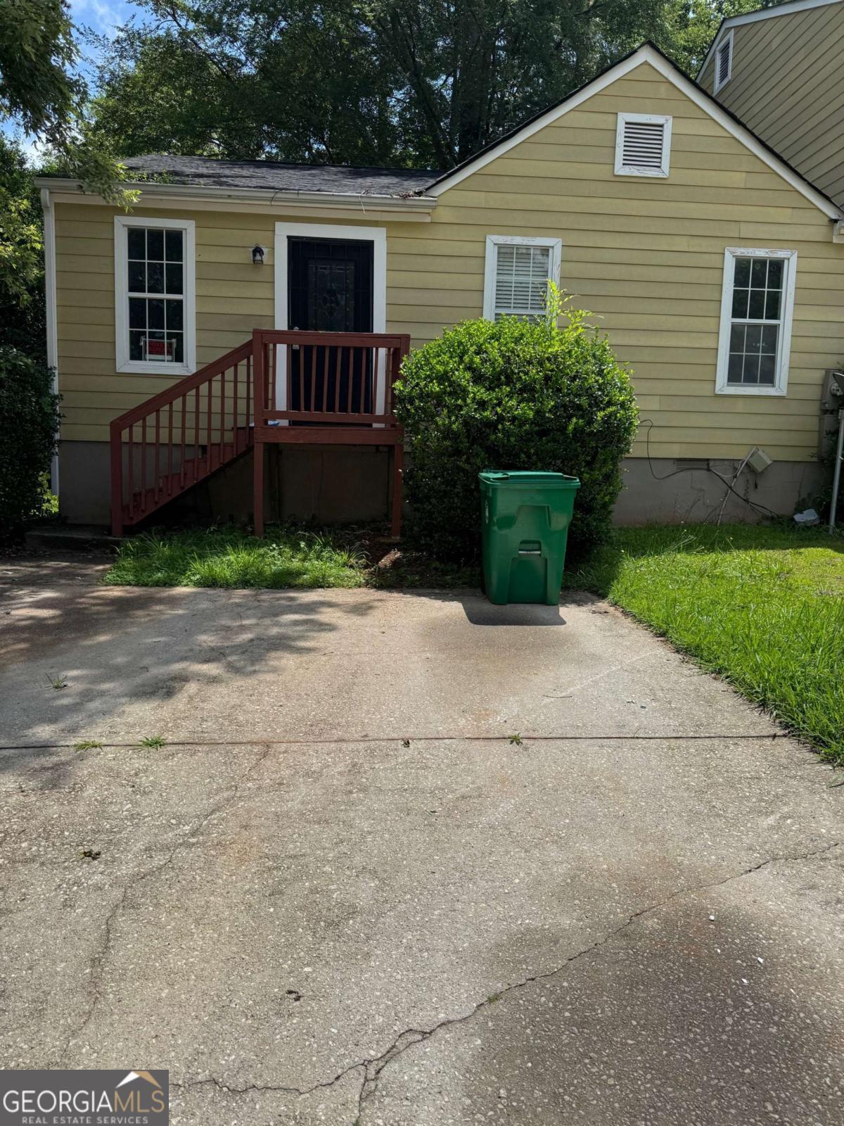 Ranch style townhome with new carpet, appliances and paint. 3 bedrooms and 2 full baths.