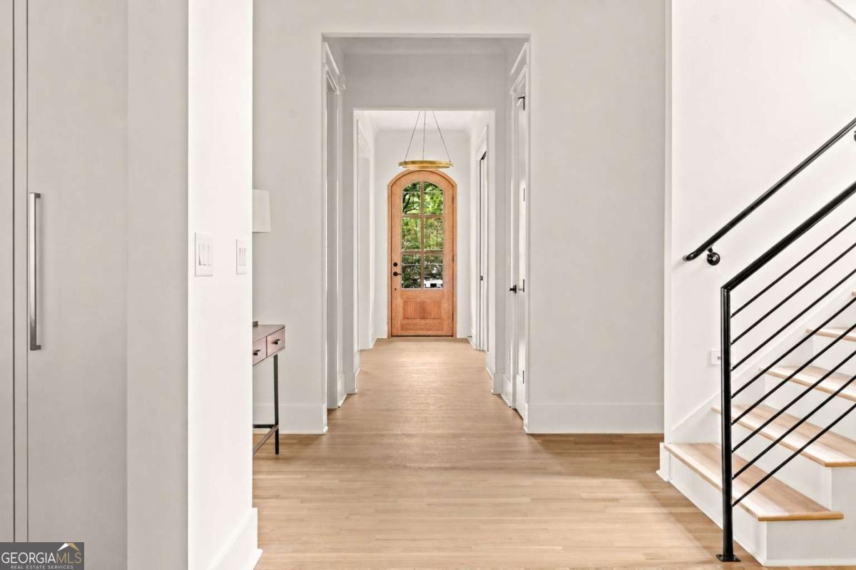 915 Amsterdam AVE NE