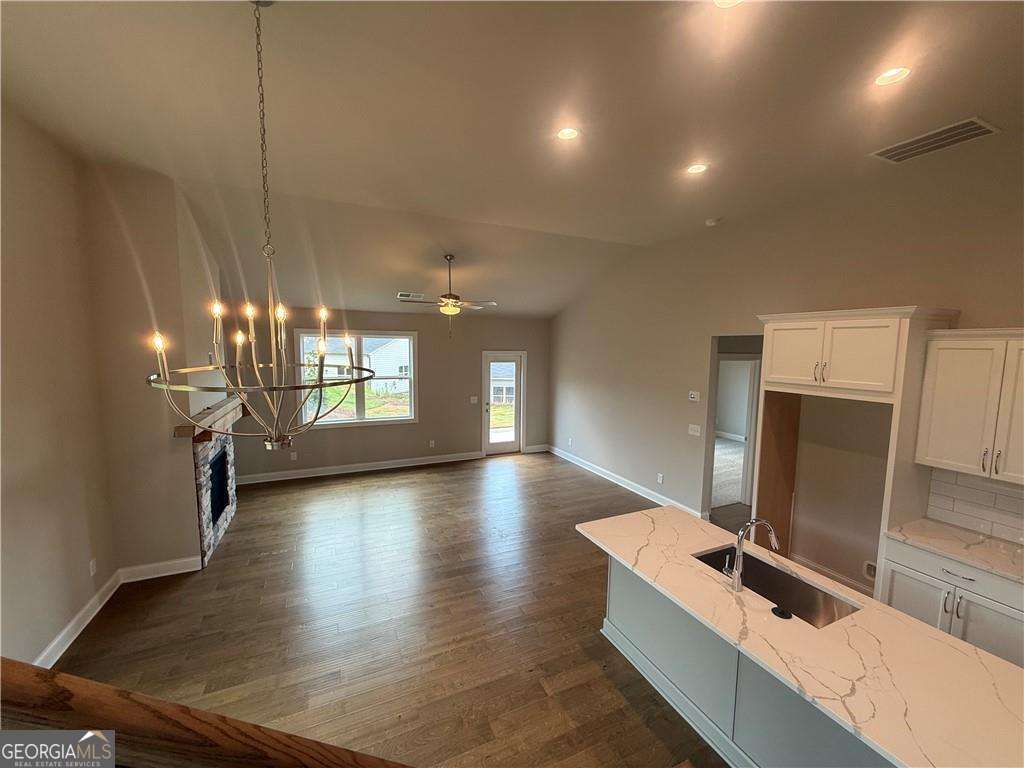 352 Lakeside CT
