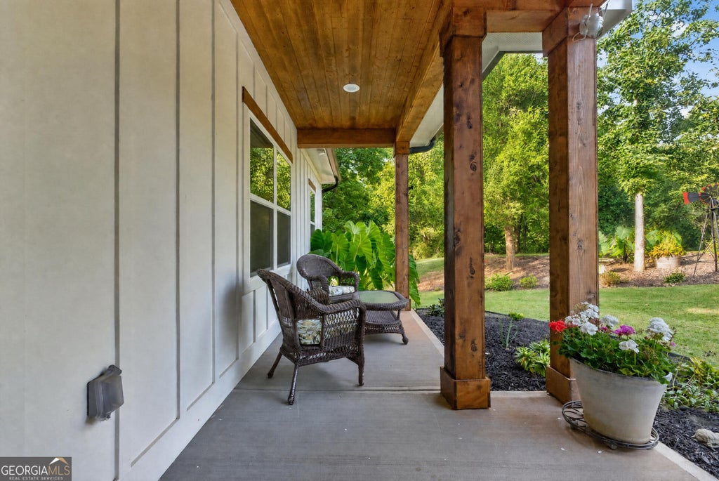 Photo of 3979 Pointe N, Gainesville, GA 30506 (MLS # 10834794)
