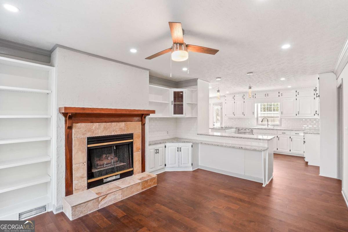 906 John CT