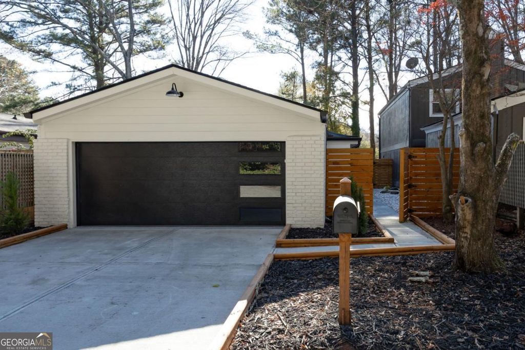 Photo of 2952 Chipmunk Trail SE, Marietta, GA 30067 (MLS # 10656939)