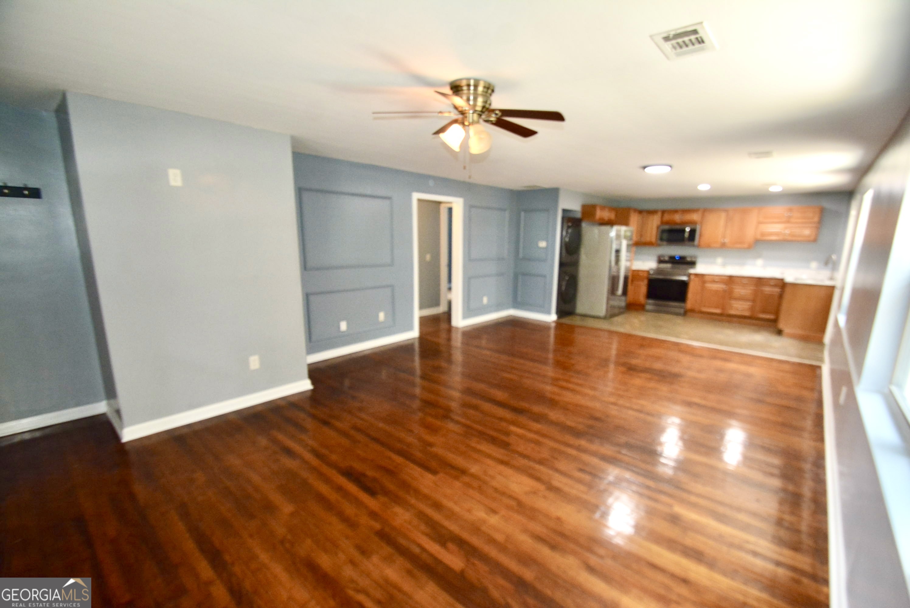 1385 Elizabeth LN