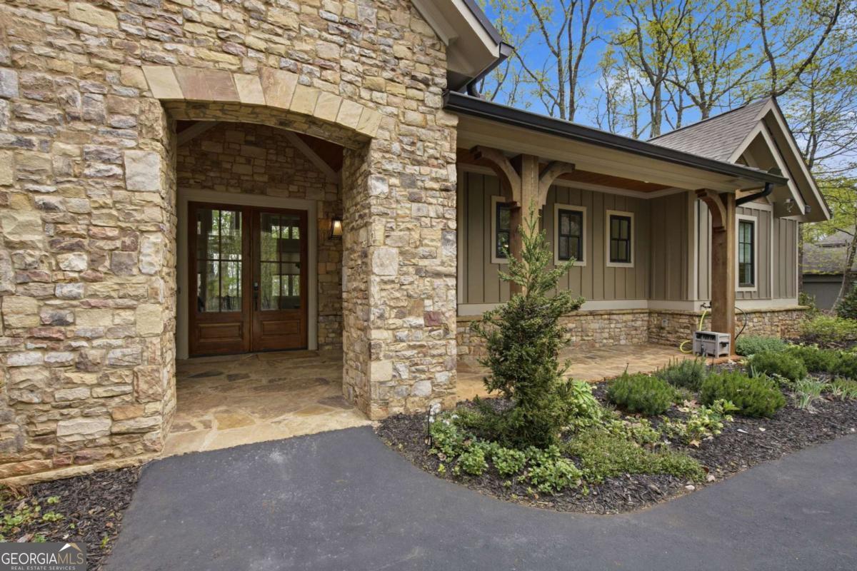 83 Summit DR W