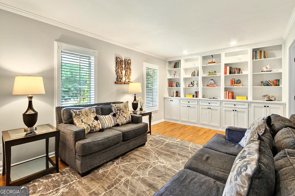 281 Lakeshore DR NE