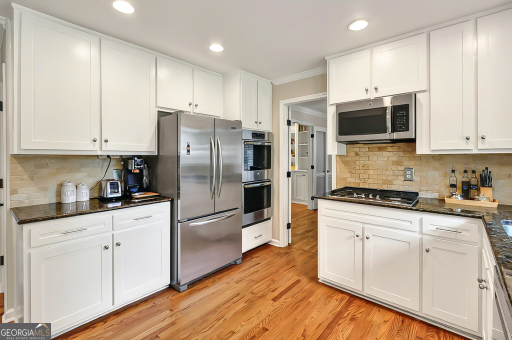 281 Lakeshore DR NE