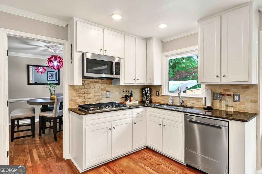 281 Lakeshore DR NE