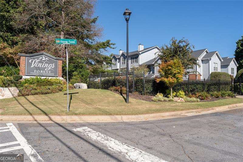 1303 Vinings Forest LN SE