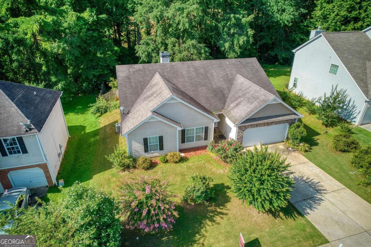 Super awesome 3/2 ranch with expanded master bedroom with sitting area, expanded living room with sunroom area, an eat-in kitchen and separate dining room and no stairs to hike up. Very spacious 2 car garage and a fully fenced backyard. Super close to shopping and located off I-20 on exit 24 , Twin Oaks is a clean and tidy subdivision that is almost done building new homes in the back of the subdivision. Get into this home quickly and start your one level life! SWIM/TENNIS COMMUNITY W/ BASKETBALL COURT & PLAYGROUND.