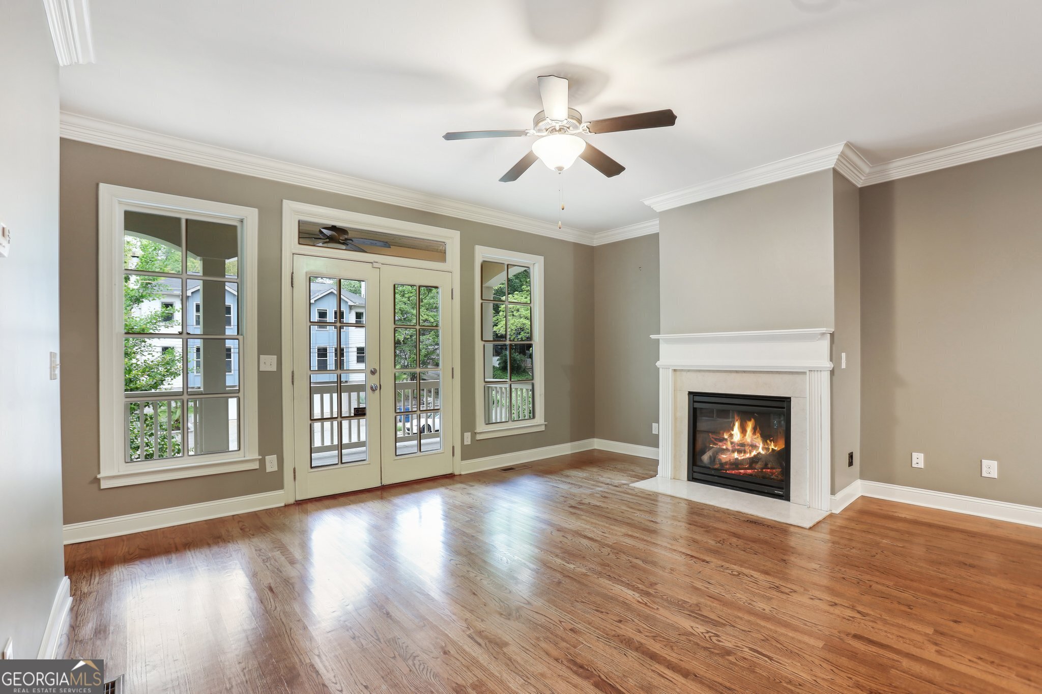 737 St Charles AVE NE