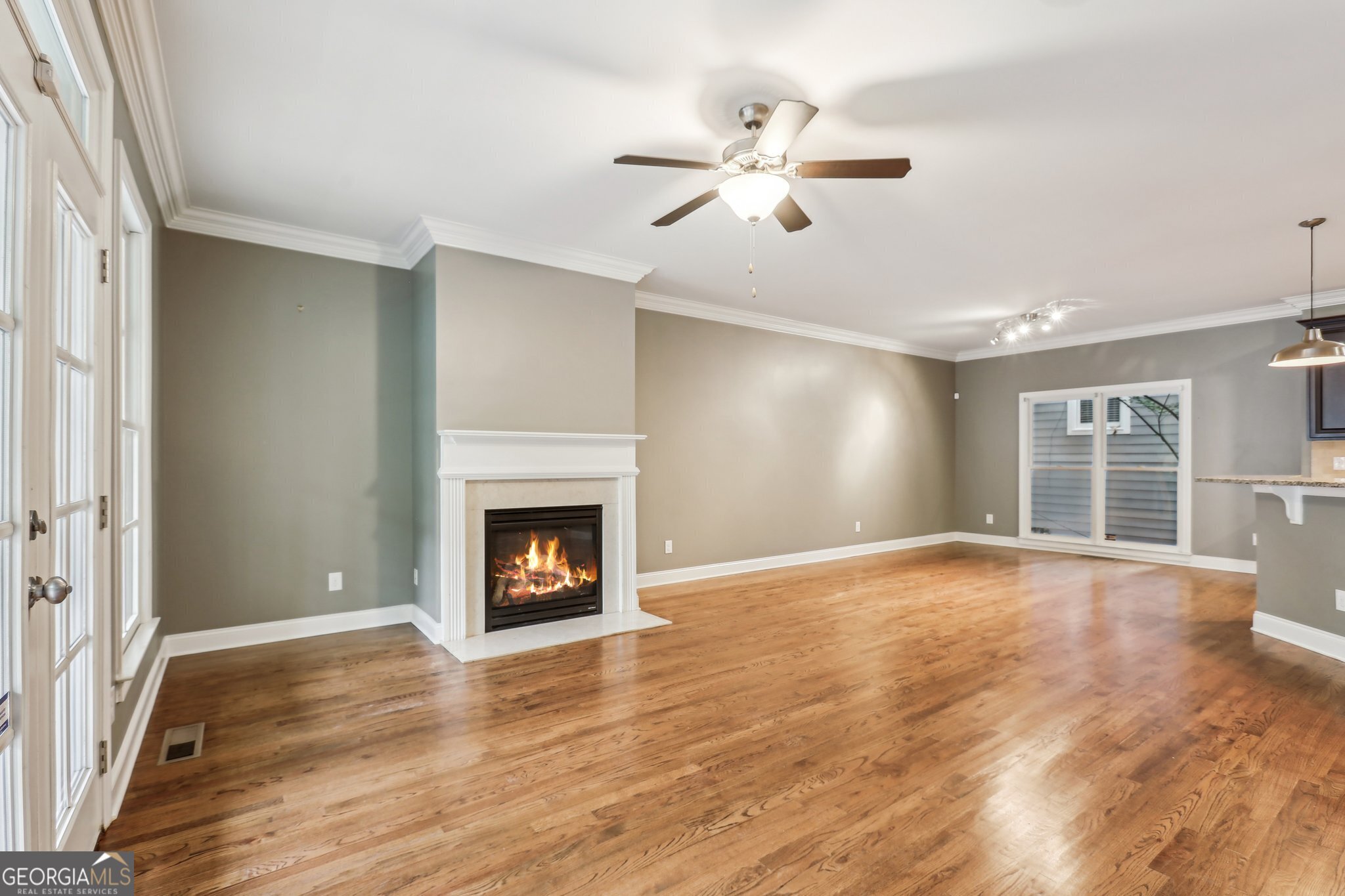 737 St Charles AVE NE