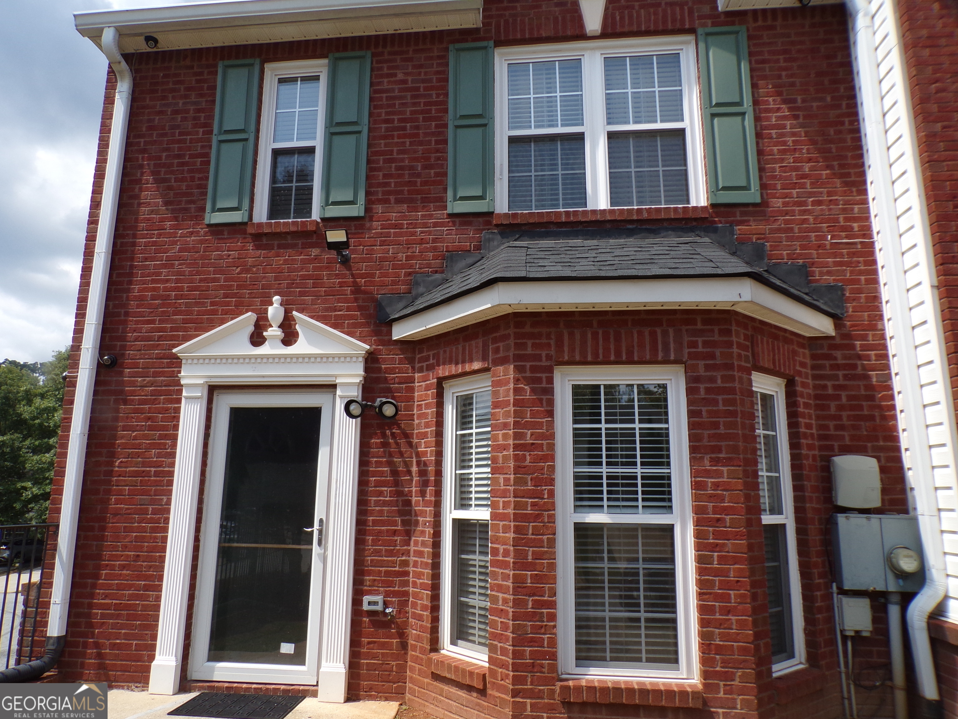 THIS 3 BEDDRO0MS 2.5 BATHS IS YOUR DREAM HOME. MOVE IN READY WITH PLENTY UPDATES. GREAT FOR NEWLY WEDS OR STARTER FAMILY. A CORNER LOT WITH A FENCHED BACKYARD FOR ENTERTAINING. FULL SECURITY SYSTEM WITH CAMERAS REMAIN WITH THE HOUSE. A NEW HVAC SYSTEM AND ROOF IN GOOD CONDITION. PRICED TO SELL IMMEDIATELY.