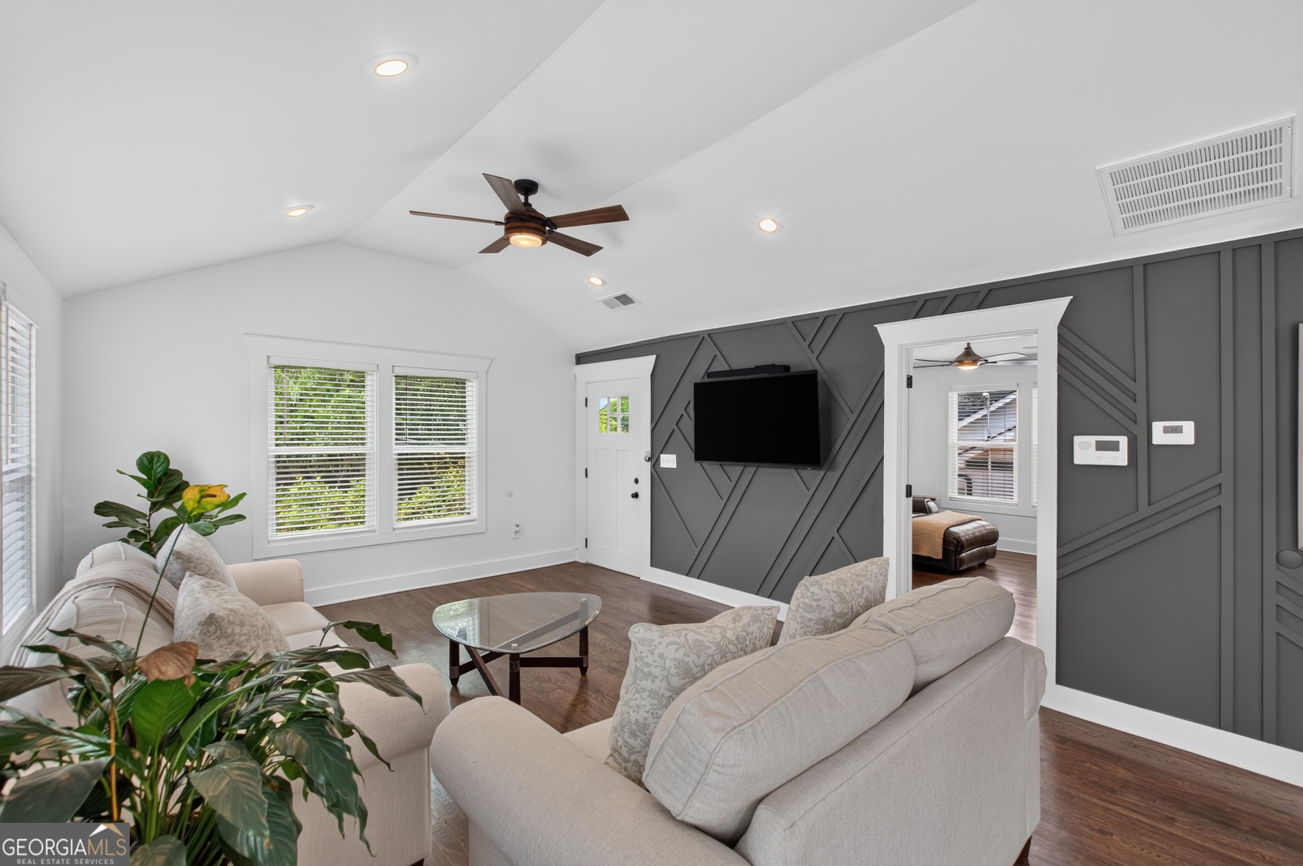 8 S Eugenia PL NW