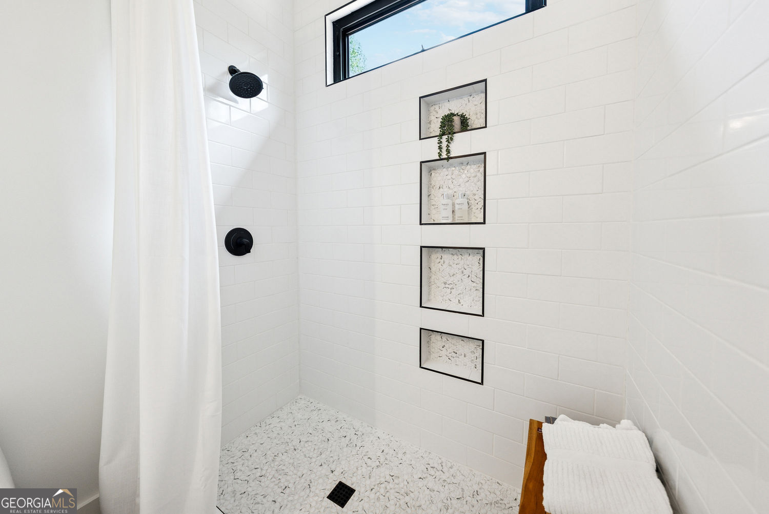 Talking Rock, Georgia 30175, United States, 4 Bedrooms Bedrooms, ,5 BathroomsBathrooms,Residential,Active,160434